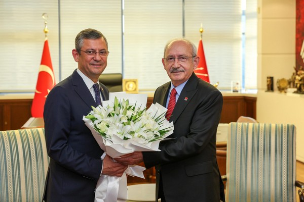 Son Dakika... CHP'de yeni dönem başladı. CHP'nin yeni genel başkanı Özgür Özel mazbatasını da görevi de devraldı - Resim : 2