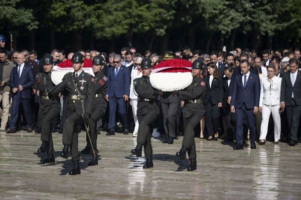 CHP'nin 101. kuruluş yıl dönümü: CHP heyeti, Anıtkabir'i ziyaret etti