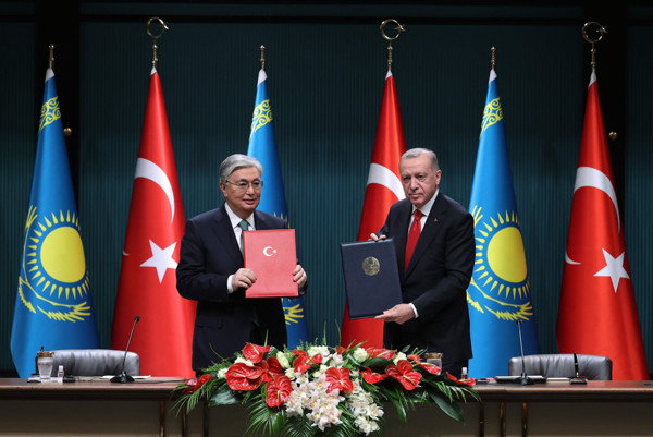 Türkiye ile Kazakistan arasında dev anlaşmalar. Cumhurbaşkanı Erdoğan, Tokayev ile görüşmesinin ardından açıklamalarda bulundu. Kazakistan ile Türkiye'nin yeni hedefi 10 milyar dolar