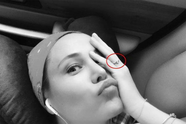 Burçin Terzioğlu, paylaştığı yüzükle kafaları karıştırdı