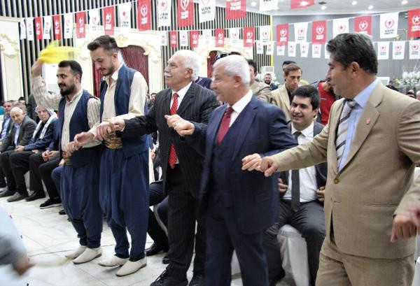 Doğu Perinçek'ten evlat nöbetindeki ailelere ziyaret. Ziyarette Şule Perinçek ve Ethem Sancak da yer aldı. Perinçek: HDP kapatılacak - Resim : 4