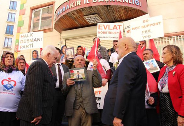 Doğu Perinçek'ten evlat nöbetindeki ailelere ziyaret. Ziyarette Şule Perinçek ve Ethem Sancak da yer aldı. Perinçek: HDP kapatılacak - Resim : 2