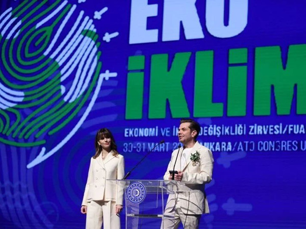 Beren Saat ile Kenan Doğulu’nun sözleri EKO İKLİM Ekonomi ve İklim Değişikliği Zirvesi'ne damga vurdu. Beren Saat'in konuşmasında dikkat çeken; başörtüsü, sansür ve Atatürk detayları. Kenan Doğulu'dan 'müzik yasağı' eleştirisi