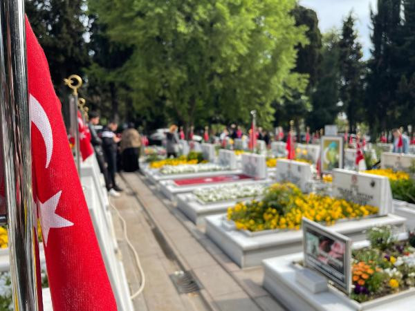 Şehit babasının sözleri yürek dağladı: Belki gelir diye sofraya 3 tabak koyuyoruz. Edirne Şehitliği'ne Arife Günü'nde ziyaretçi akını - Resim : 2