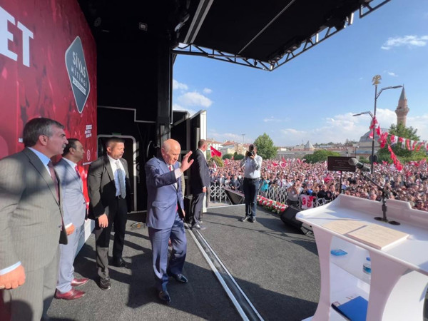 Devlet Bahçeli gazetecilerin sorularını yanıtladı. Bahçeli'den Cumhurbaşkanı Erdoğan'a Yunanistan desteği: Cumhurbaşkanımız doğru söylemiş, Ege Denizi'ni aşmak çok kolay