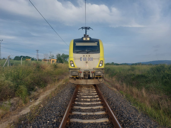 Yolcu treni hemzemin geçitte otomobile çarptı. Bir kişi ağır yaralandı. Benzer kazalar sürekli oluyor