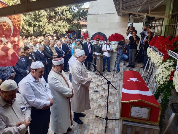 Pençe Kilit Harekat Bölgesi'nde patlayıcının infilak etmesiyle şehit olmuştu. Şehit Uzman Çavuş Çakmak son yolculuğuna uğurlandı - Resim : 3