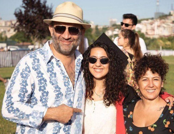 Ünlü oyuncu Günay Karacaoğlu, Prof. Dr. Saadettin Eskiçorapçı ile evlendi. Günay Karacaoğlu'nun eski eşi Şevket Çoruh'tan kutlama mesajı geldi - Resim : 3