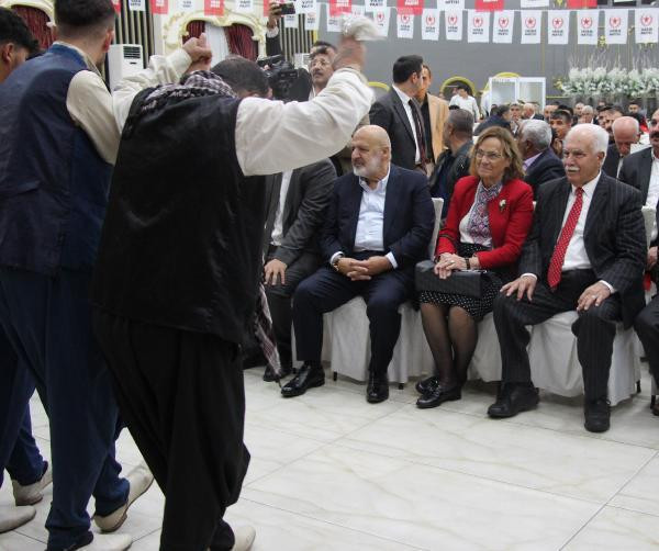 Doğu Perinçek'ten evlat nöbetindeki ailelere ziyaret. Ziyarette Şule Perinçek ve Ethem Sancak da yer aldı. Perinçek: HDP kapatılacak - Resim : 5