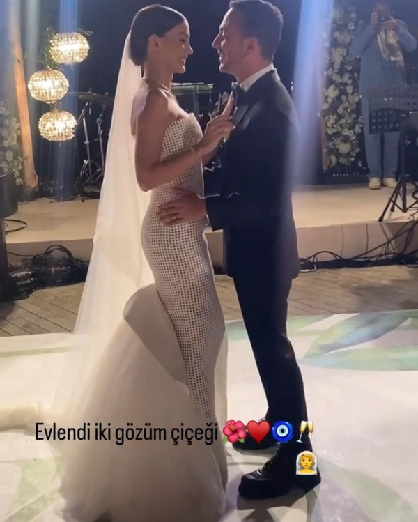 Demet Özdemir ile Oğuzhan Koç evlendi! İşte Demet Özdemir ile Oğuzhan Koç'un nikahından ilk fotoğraflar... Acun Ilıcalı ile Faruk Turgut nikah şahidi oldu - Resim : 4