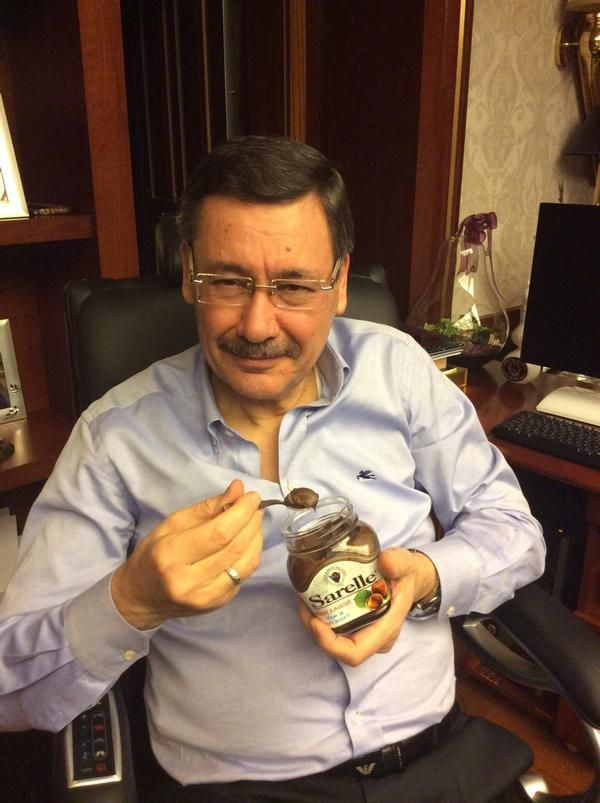 Ahmet Hakan'dan Melih Gökçek'e 'tatlı' hediye