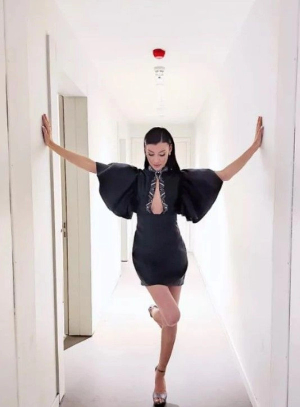 Kızılcık Şerbeti'nin Alev'i ortalığı yaktı! 'Apo bunu beğendi' yorumları geldi. Müjde Uzman, göğüs dekolteli cesur tarzıyla nefes kesen pozlar verdi - Resim : 3