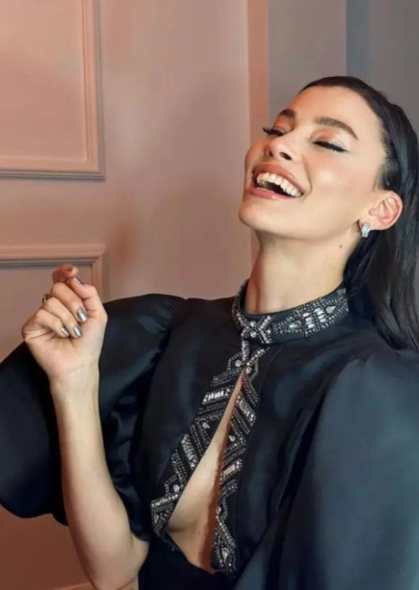 Kızılcık Şerbeti'nin Alev'i ortalığı yaktı! 'Apo bunu beğendi' yorumları geldi. Müjde Uzman, göğüs dekolteli cesur tarzıyla nefes kesen pozlar verdi - Resim : 2