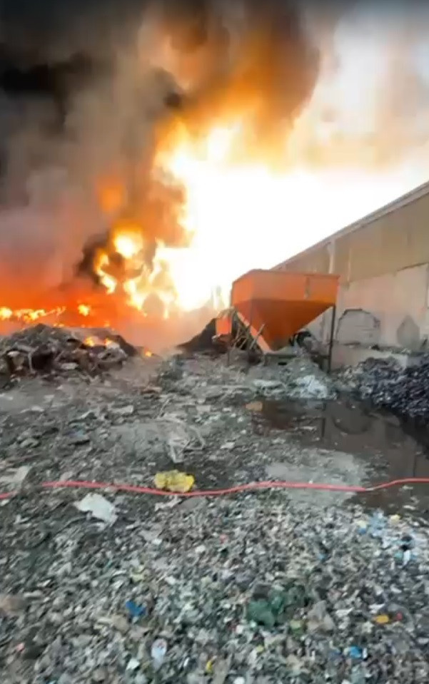 Adana'da fabrikada korkutan yangın!