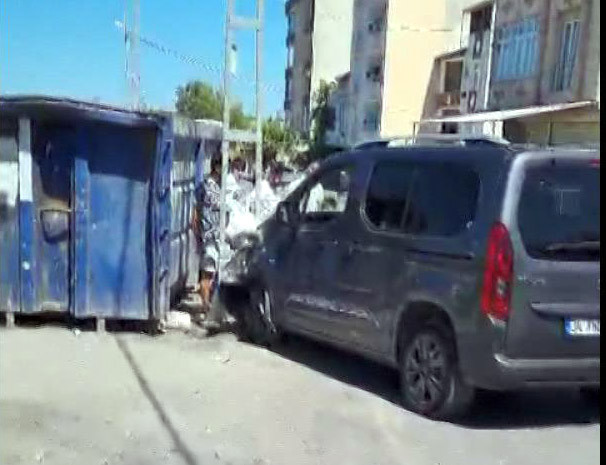 Kaldırım geriye alındı, direk ortada kaldı! Direğe çarpan sürücü isyan etti