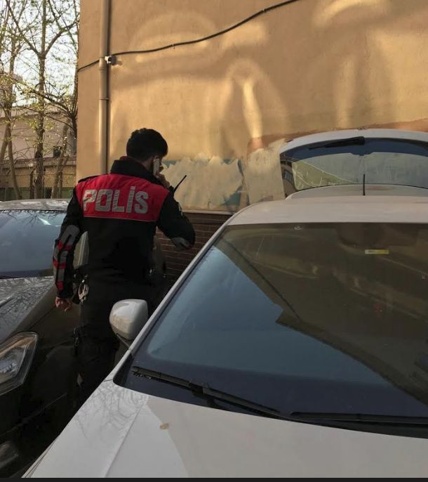 Ünlü oyuncunun evinin otoparkındaki aracı soyuldu, 30 bin TL'lik saati gitti! - Resim : 2