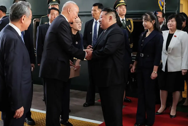 Güç göstergesinin yeni yüzü mü? Kuzey Kore lideri kızını ilk kez dünyaya tanıttı…