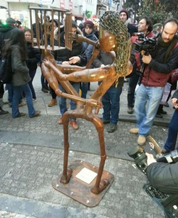 Kadıköy'de gazeteci Köklü'nün anısına heykel dikildi!