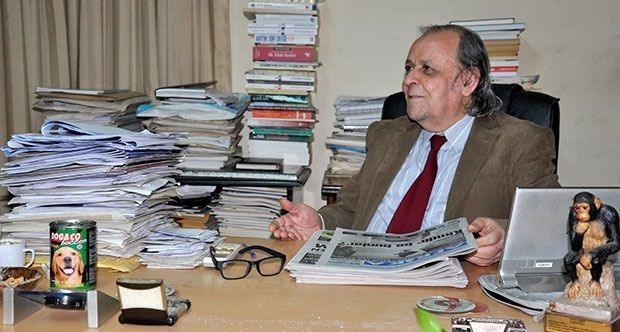 Gazetecileri başı kesik köpek cesedi ile tehdit ettiler!