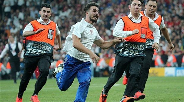 Süper Kupa finalinde sahaya giren YouTuber'a büyük tepki!