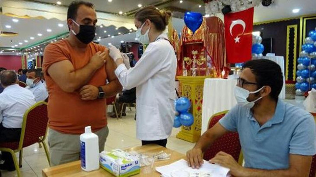 Sünnet düğününe gidenler koronavirüs aşısı ile karşılaştı