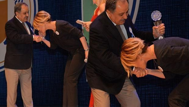 Ödül töreninde şaşkınlık! Gülben Ergen Rektör'ün elini zorla öptü!
