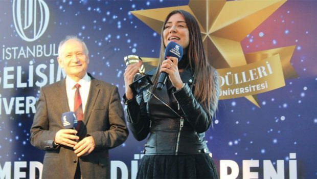 Ünlü şarkıcıdan müjdeli haber!