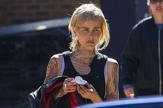 Ünlü oyuncu boğazına kadar dövme yaptırdı