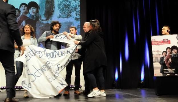 Kadir İnanır'ın katıldığı Türk Alman Film festivali açılış töreninde protesto!
