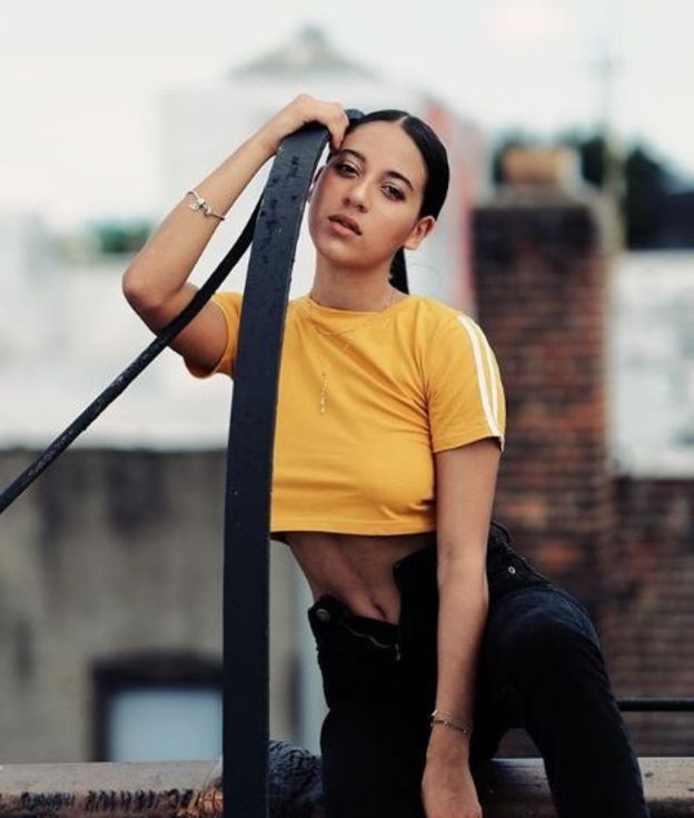 Tinder'da görüştüğü bütün erkeklere aynı saatte, aynı yerde randevu verdi