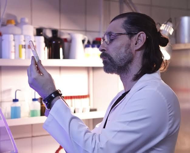 Ünlü oyuncu Erdal Beşikçioğlu profesör rolüyle ekranlara dönüyor!
