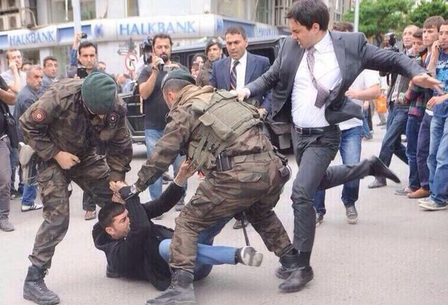 'Yılın Gazetecilik Ödülü' tekme fotoğrafına!