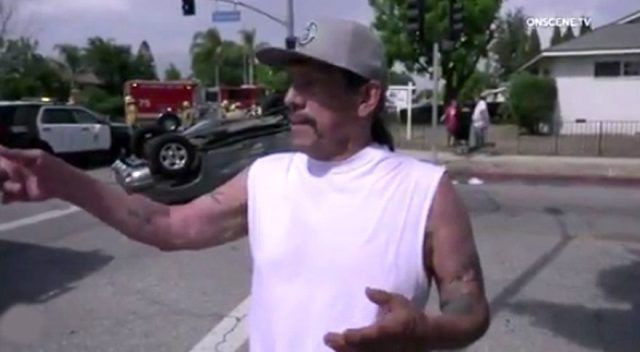 Ünlü aktör ters dönen araçta sıkışan bebeği kurtardı