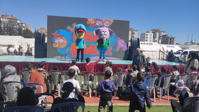 Acun Ilıcalı ve Varol Yaşaroğlu Kral Şakir’i bu sefer Adıyaman’daki depremzede çocuklarla buluşturdu