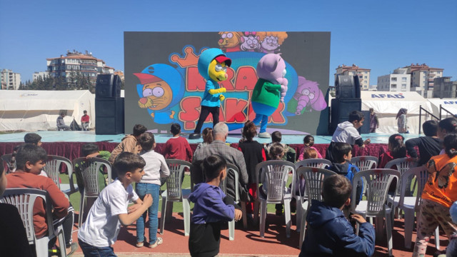 Acun Ilıcalı ve Varol Yaşaroğlu Kral Şakir’i bu sefer Adıyaman’daki depremzede çocuklarla buluşturdu - Resim : 3
