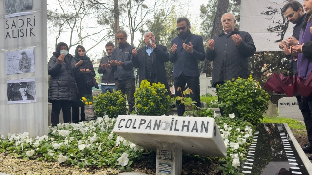 Sadri Alışık mezarı başında anıldı - Resim : 2