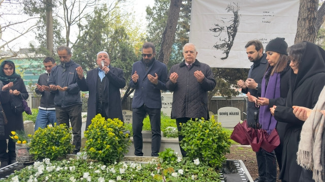 Sadri Alışık mezarı başında anıldı - Resim : 3