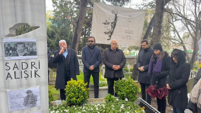 Sadri Alışık mezarı başında anıldı - Resim : 4