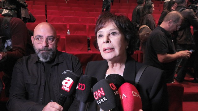 Türker İnanoğlu'na veda. Usta ismin cenazesinde sevenleri gözyaşlarına hakim olamadı - Resim : 2