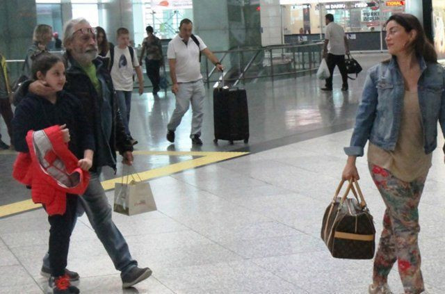 Haluk Bilginer ve Aşkın Nur Yengi havaalanında görüntülendi