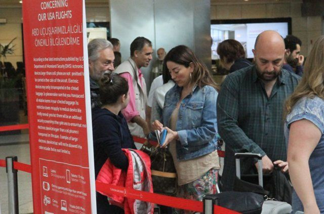 Haluk Bilginer ve Aşkın Nur Yengi havaalanında görüntülendi - Resim : 2