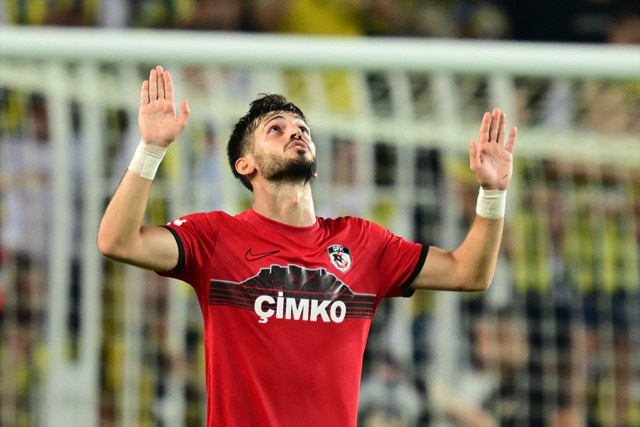 Edin Dzeko, Trendyol Süper Lig'e çabuk ısındı. Fenerbahçe sahasında Gaziantep FK'yı iki golle geçti - Resim : 2