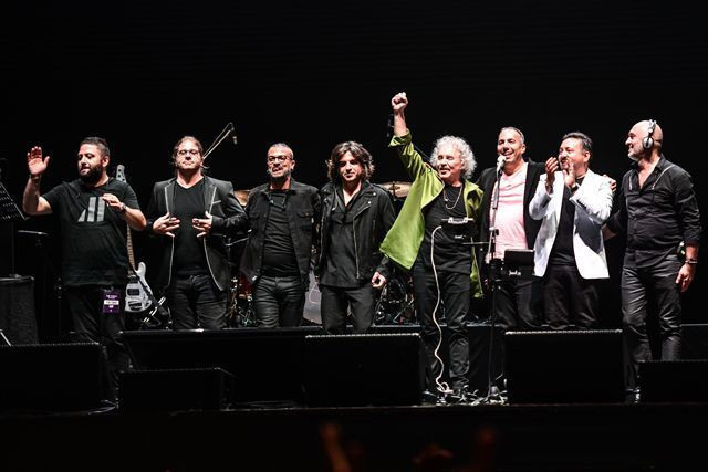 Yeni Türkü 40. yıl konserine yıldız yağmuru!