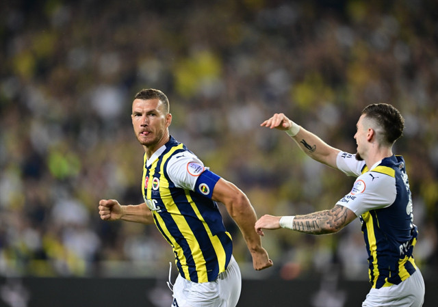 Edin Dzeko, Trendyol Süper Lig'e çabuk ısındı. Fenerbahçe sahasında Gaziantep FK'yı iki golle geçti