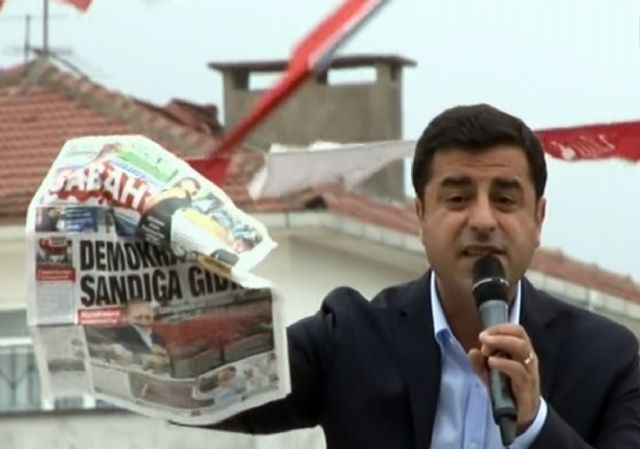 Demirtaş'tan iktidar gazetelerine sert sözler: Erdoğan'a aşık oldum diyen adamın gazetesi...