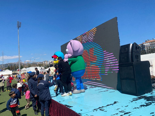 Acun Ilıcalı ve Varol Yaşaroğlu Kral Şakir’i bu sefer Adıyaman’daki depremzede çocuklarla buluşturdu - Resim : 2