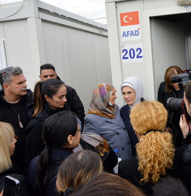 Emine Erdoğan Nurdağı'nda depremzedeleri ziyaret etti - Resim : 2