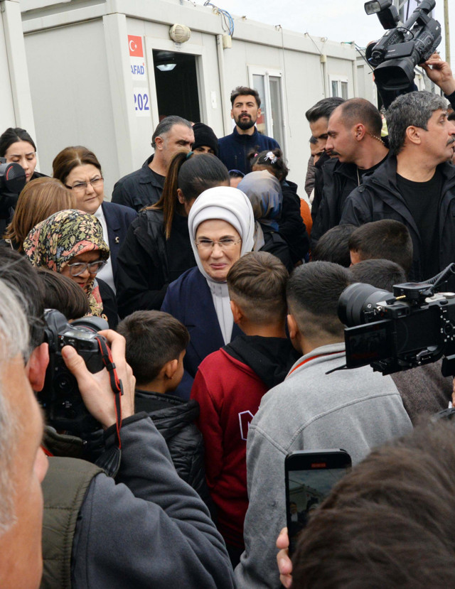 Emine Erdoğan Nurdağı'nda depremzedeleri ziyaret etti