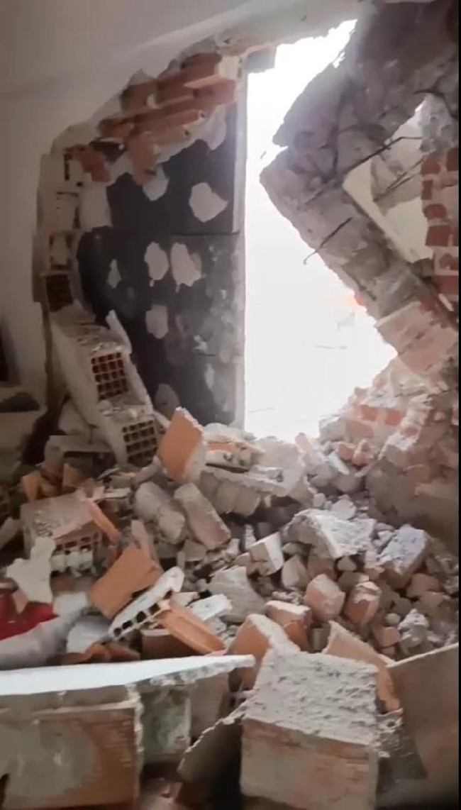 Yan binadaki kentsel dönüşüm canına mal oluyordu. İş makinesinin kepçesi evinin duvarını yıktı. Yatak odasından son anda kaçtı