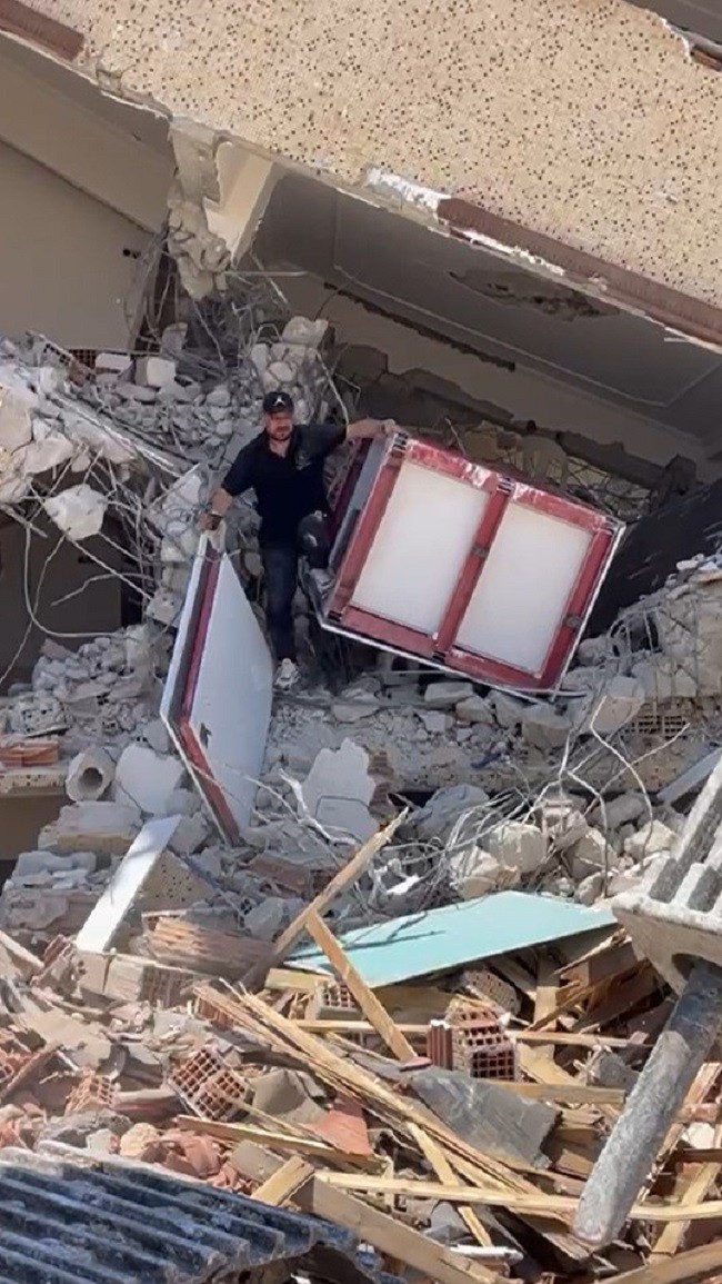 Ölümüne deney! Deprem kabinine girdi üstüne binayı yıktı. 5 saat boyunca enkaz altında kalan firma sorumlusu Yenal Kılıç'tan açıklama geldi - Resim : 2